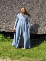 Das Herjolfsnes-Kleid nach Orginalschnitt aus Grönland von ca. 1300 AD. Dieses weite Kleid mit vielen Geren ist aus waidblauer Wolle.